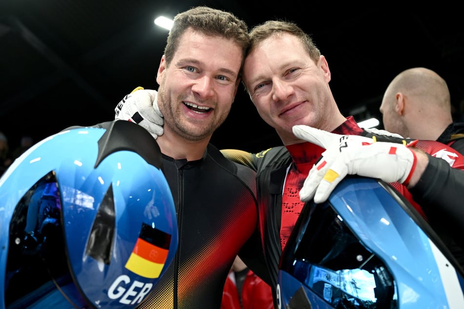 Johannes Lochner (l.) und Francesco Friedrich feiern zusammen.