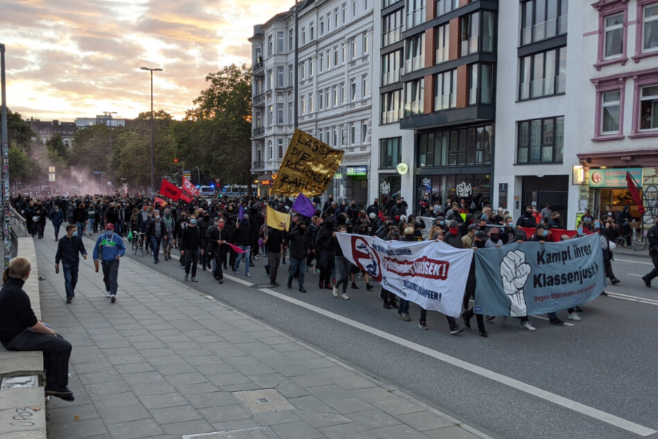 Die Demonstranten ziehen durch die Hamburger Straßen.