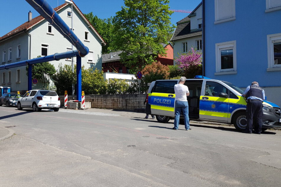 Die Polizei geht vor Ort ihrer Arbeit nach.