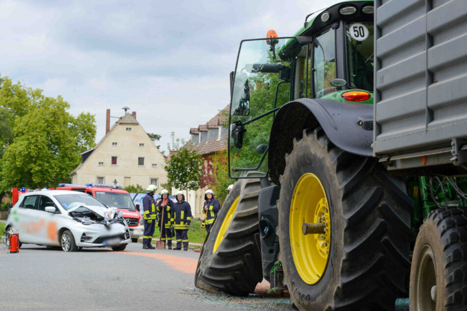 Ein weißer Renault und ein Traktor sind am Samstagnachmittag kollidiert.