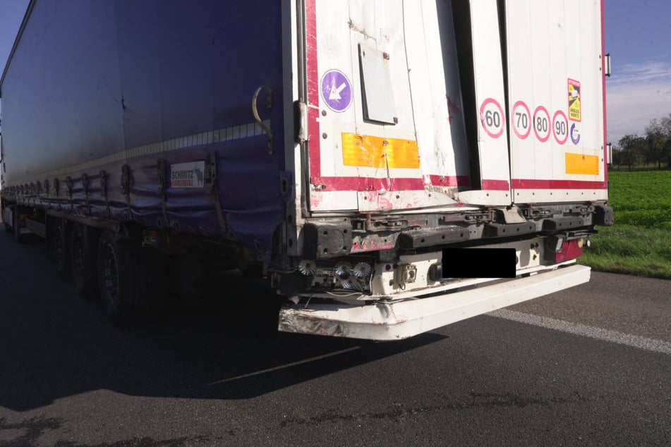 Auch ein Sattelzug war in den Unfall auf der Autobahn verwickelt und beschädigt worden.