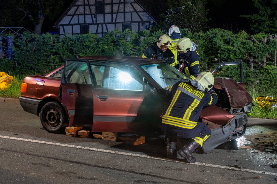 Die Feuerwehr hatte den Fahrer aus seinem kaputten Audi befreit.