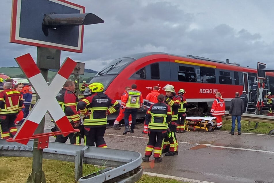 Bahnunglück mit Lkw: Regionalzug ist geborgen, doch die Sperrung bleibt