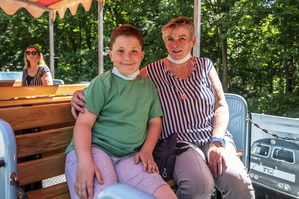 Zufriedene Gesichter bei Louis Klieber (10) und Oma Angelika Grande - sie gehörten zu den ersten Fahrgästen der Saison.