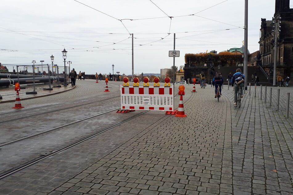 Fußgängern und Radfahrern steht die Elbquerung weiterhin zur Verfügung.
