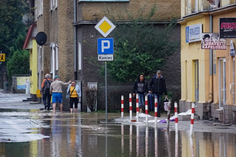 In Nysa drohen die Wassermassen der Glatzer Neiße einen Deich zu durchbrechen.