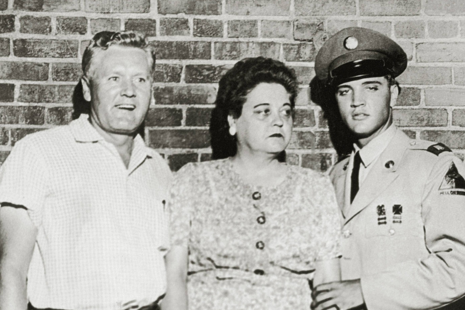 Elvis Presley und seine Eltern Vernon (†63) und Gladys Smith (†46) im Jahr 1958, kurz bevor der King of Pop seinen Dienst bei der Army antrat.