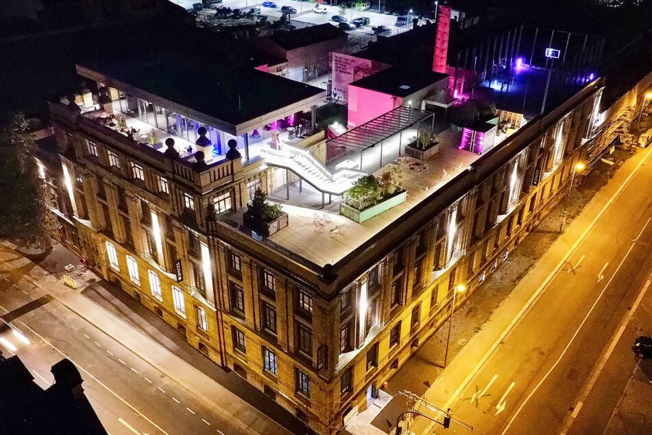 Rooftop-Bar mit Dachterrasse, Basketballfeld und denkmalpflegerische Anforderungen, um die historische Fassade zu erhalten: das alles bietet "die fabrik chemnitz".