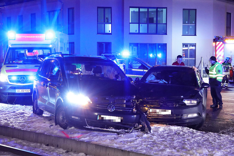 VW-Zusammenstoß an Kreuzung: Ein Fahrer im Krankenhaus