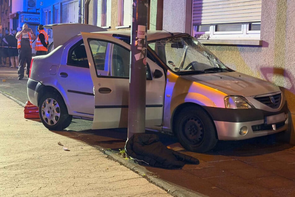 Der silberne Dacia des 58-Jährigen knallte nach der Kollision mit der Bahn gegen eine Hauswand.