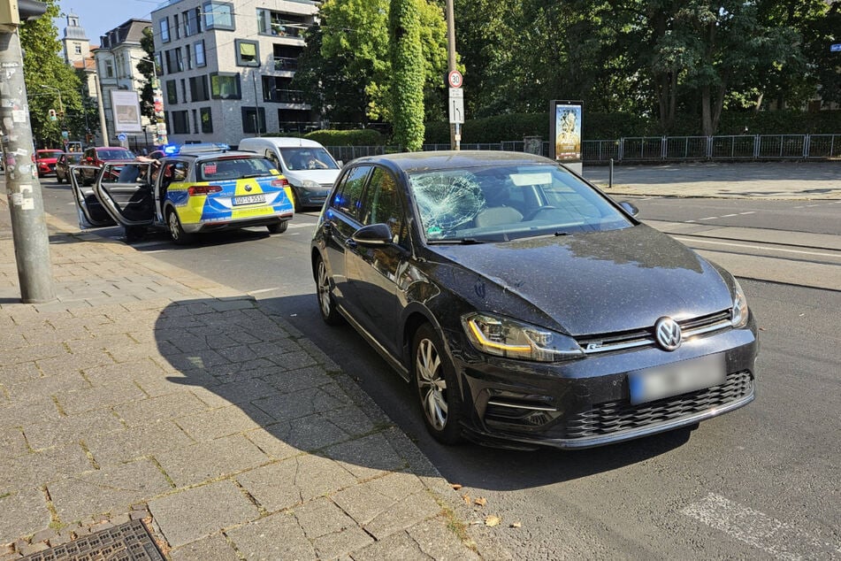 Dieser VW Golf erfasste am Mittwochnachmittag einen Fahrradfahrer auf der Karl-Heine-Straße.