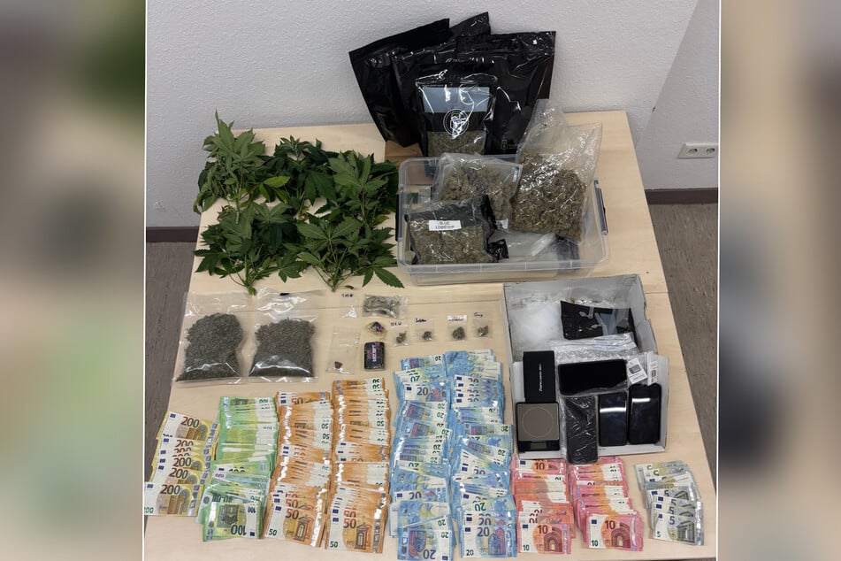Die Beamten entdeckten bei einer anschließenden Hausdurchsuchung über 20.000 Euro Bargeld und unterschiedlichste Drogen.