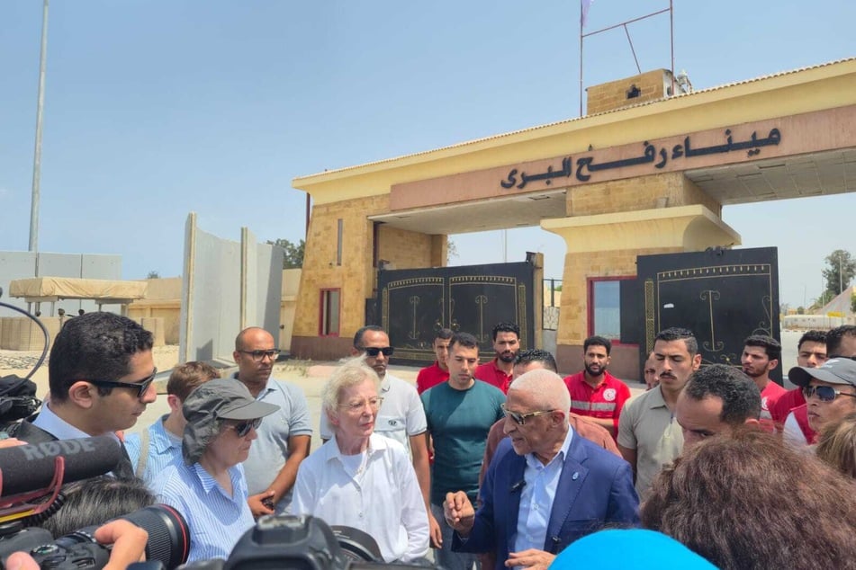 The Elders' Helen Clark and Mary Robinson visit the Egyptian Red Crescent warehouses in Al Arish and the Rafah border crossing.