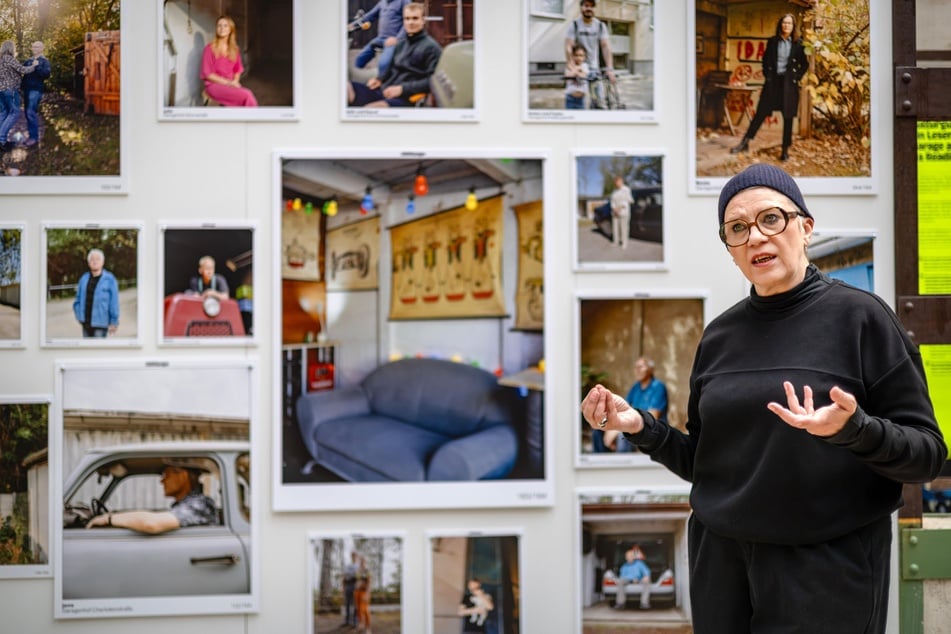 Kuratorin Agnieszka Kubicka-Dzieduszycka (56) vor dem Garagen-Fotoprojekt.