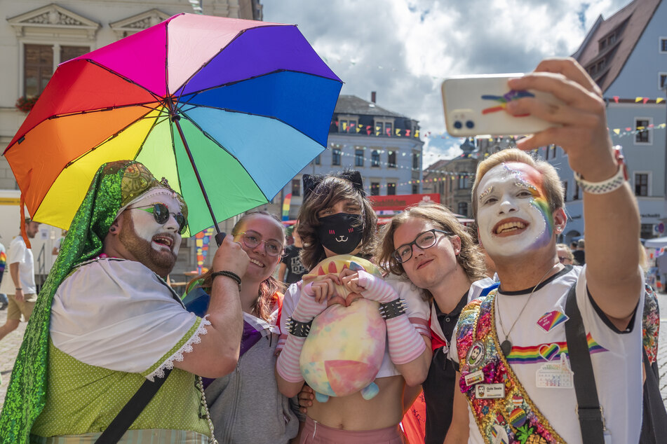 "Schwester Alma" (l.) und viele andere Teilnehmer besuchten den Christopher Street Day in Pirna.