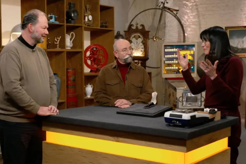 Günther (l.) aus Schwalmtal ist mit einer antiken Brosche zu "Bares für Rares" gekommen.
