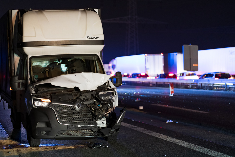 Der Lastwagen fuhr dem Polizeibericht zufolge auf das vor ihm fahrende Auto auf und verursachte so den Unfall, der ein regelrechtes Verkehrschaos nach sich zog.