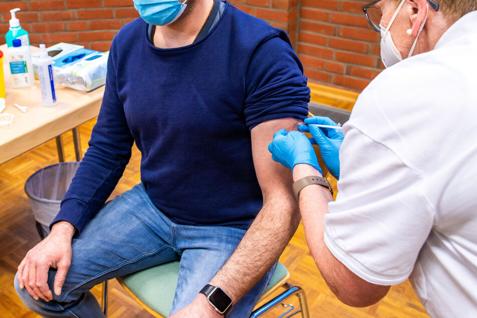 In Thüringen hat mit dem Ilm-Kreis die nächste Region die erste Corona-Warnstufe. Für Geimpfte wird dies allerdings noch keine weitreichenden Folgen haben. Sie dürfen weiterhin Gaststätten oder Fitnessstudios betreten. (Archivbild)