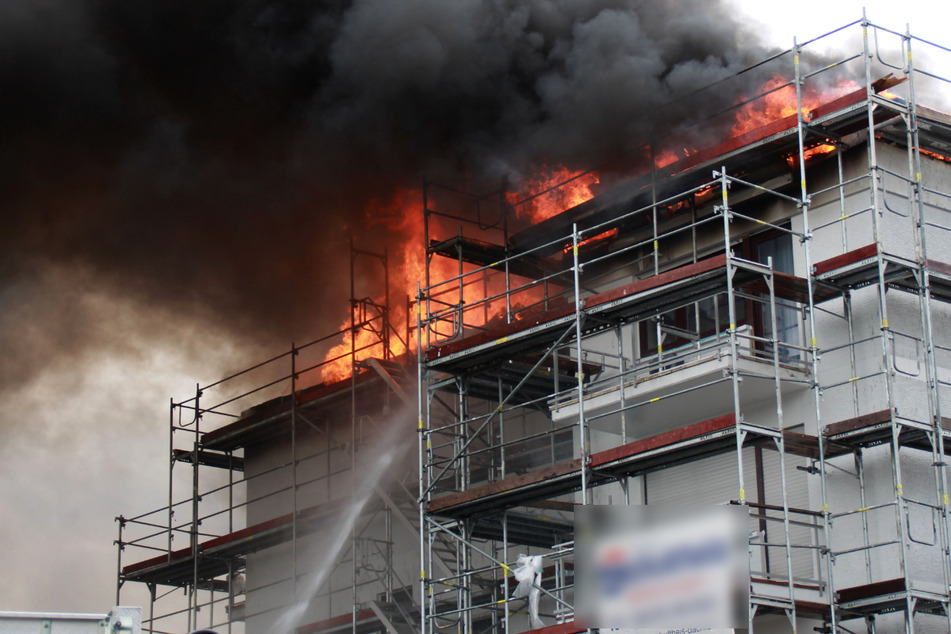Vor dem Ausbrechen des Feuers hatten Handwerkerarbeiten auf dem Dach des Mehrfamilienhauses stattgefunden.