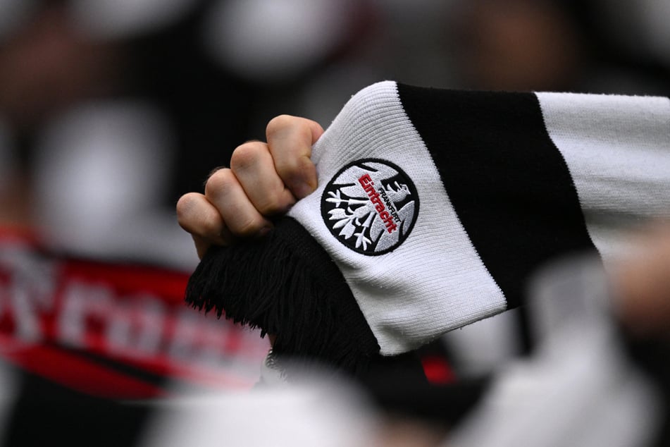 Dieses ikonische Eintracht-Logo soll in der Saison 2026/27 wieder die Brust der SGE-Trikots schmücken.