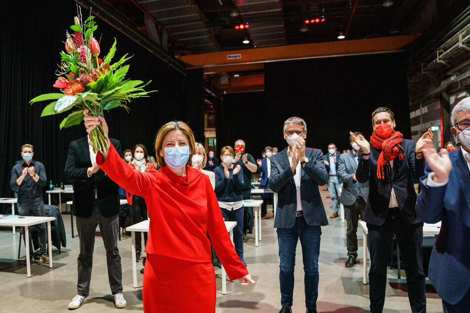 Malu Dreyer (60, SPD), Ministerpräsidentin von Rheinland-Pfalz, steht am Sonntagabend auf der SPD-Landesvorstandssitzung mit einem Blumenstrauß vor den Genossen. Die SPD geht aus den Landtagswahlen vom 14. März 2021 als klarer Sieger hervor.
