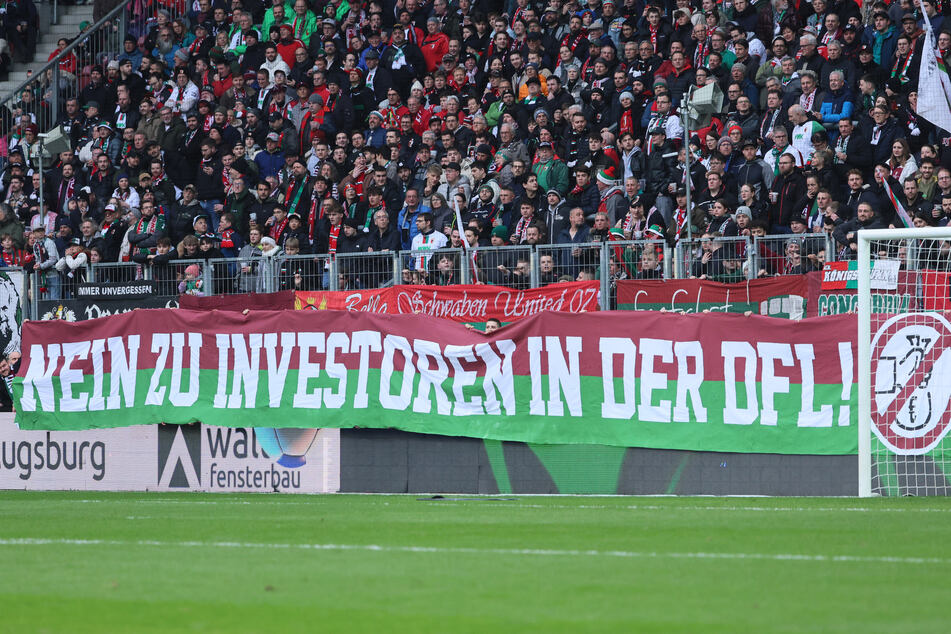 Auch beim Spiel FC Augsburg gegen RB Leipzig wurde gegen den geplanten Investoren-Einstieg protestiert.