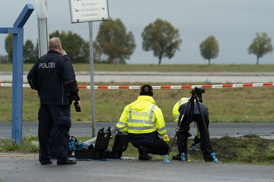 Am Sonntagmorgen wurden die Untersuchungen rund um den beschädigten Zaun fortgesetzt.