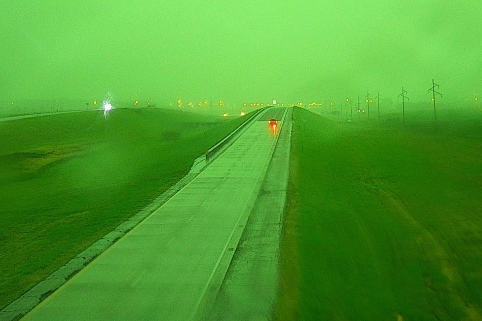 Ein seltenes Wetterphänomen färbte den Himmel über South Dakota in ein mysteriöses Grün.
