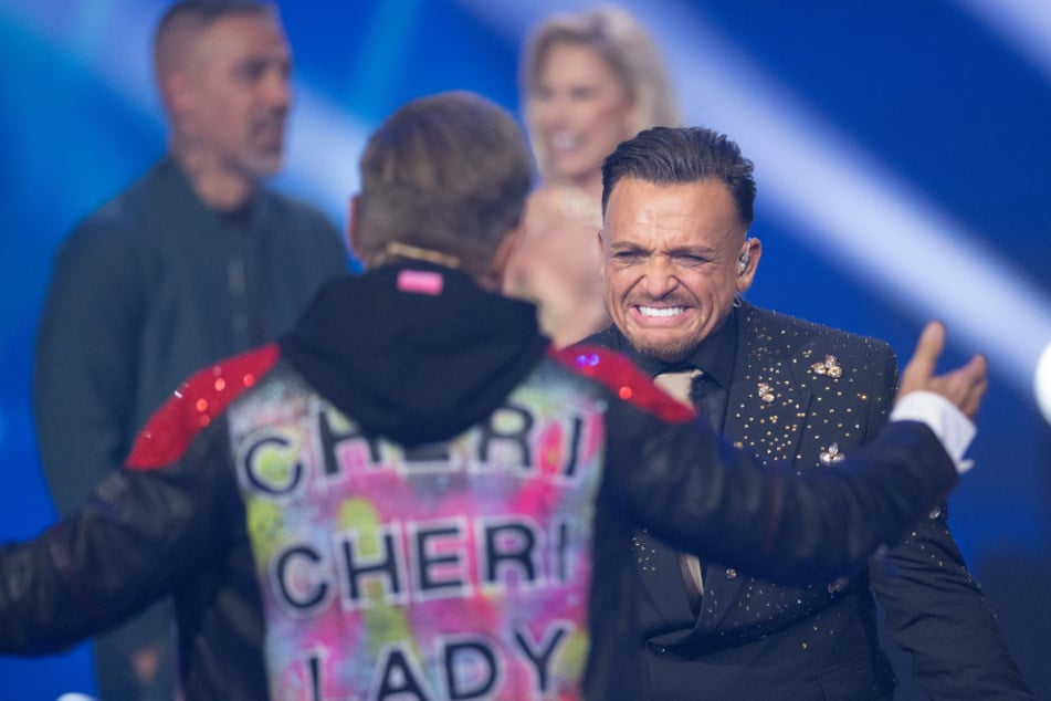 Menowin Fröhlich fällt nach seinem Sieg Mentor Dieter Bohlen um die Arme.