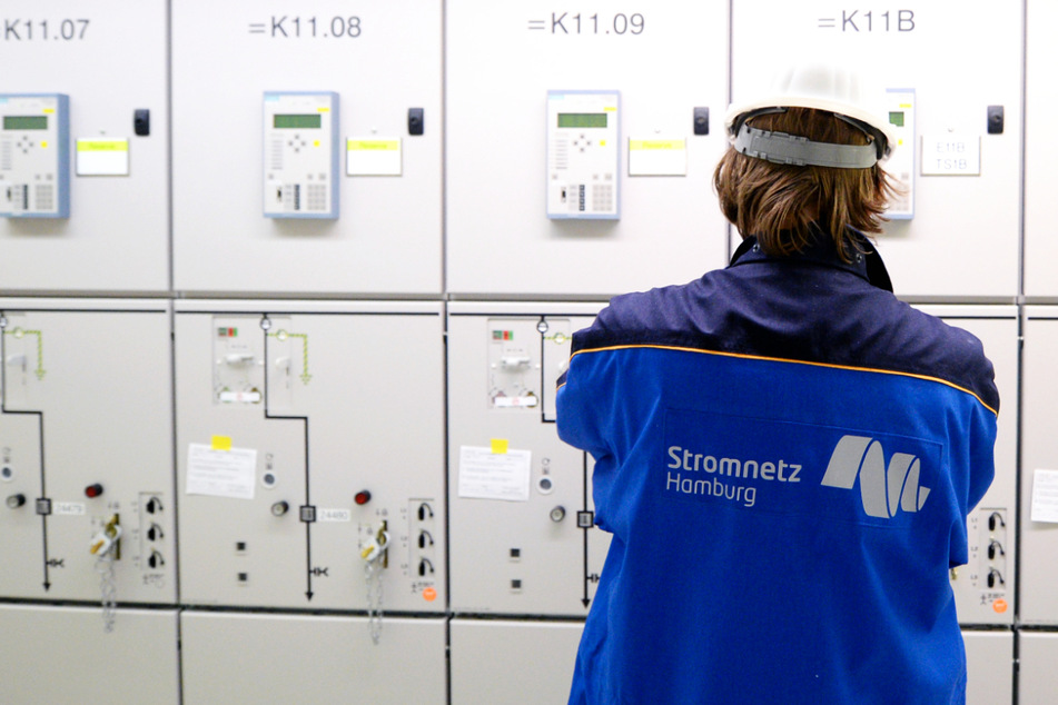 Ein Mitarbeiter der Stromnetz Hamburg GmbH steht vor einer Schaltanlage. In Hamburg hat es am Freitagmorgen einen Stromausfall gegeben. (Symbolfoto)
