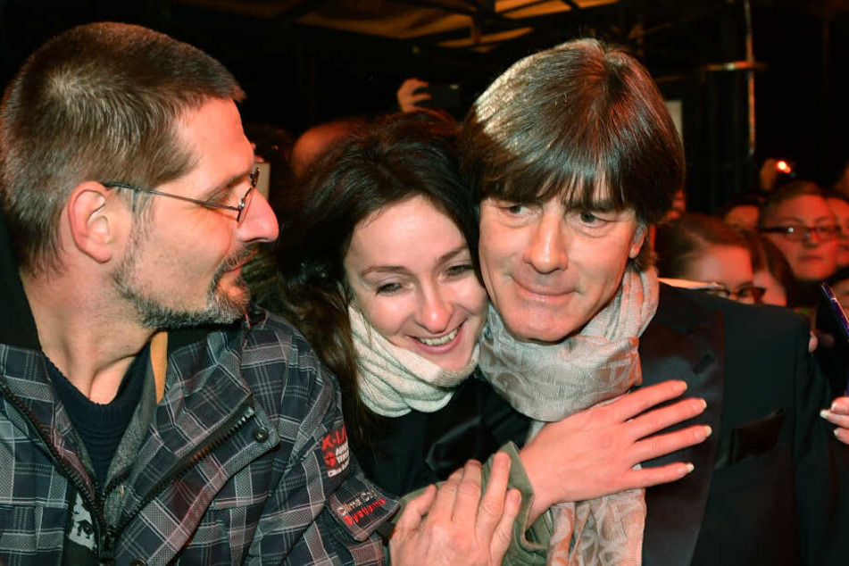 Auch Joachim Löw (59) legte sogar ein paar Kuscheleinheiten mit seinen Fans ein.