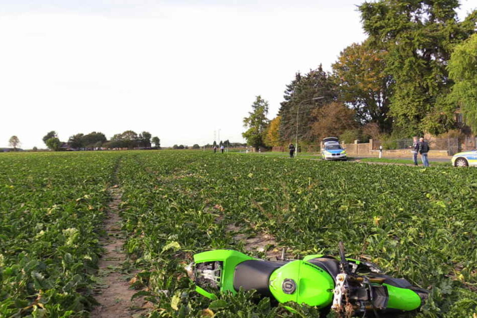 Die Kawasaki kam auf einem Rübenfeld zum liegen.