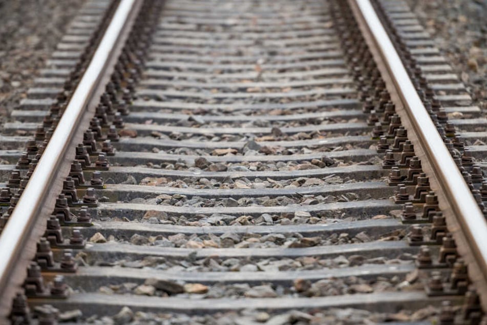 Um ihre Schienentrassen von Pflanzenwuchs frei zu halten, setzt die Deutsche Bahn bislang auf den umstrittenen Unkrautvernichter Glyphosat. Das soll sich nun ändern (Symbolbild).