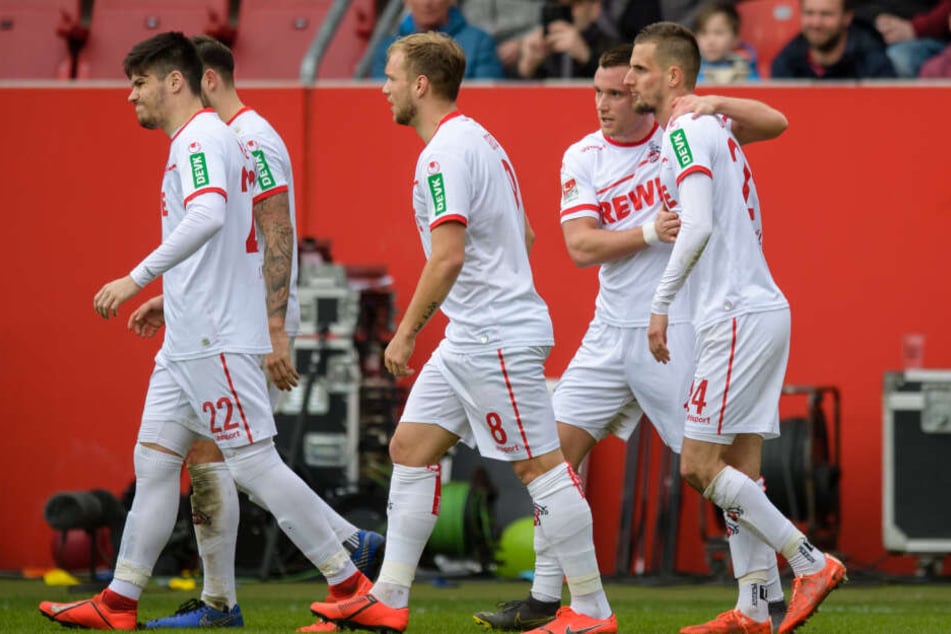 Die Kölner Spieler freuen sich mit Torschütze Dominick Drexler (r.).