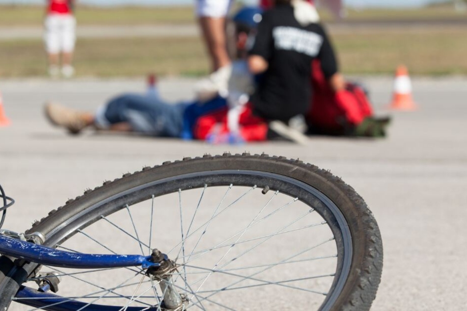 Als erste Helfer den verunglückten Radfahrer am Straßenrand fanden, war dieser bereits tot. (Symbolbild)