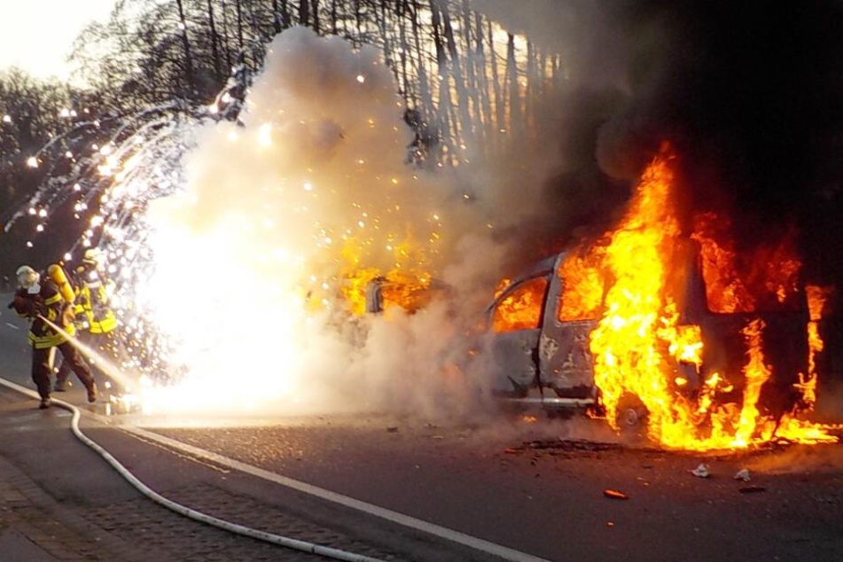 Beide Autos gingen bei dem Unfall in Flammen auf.