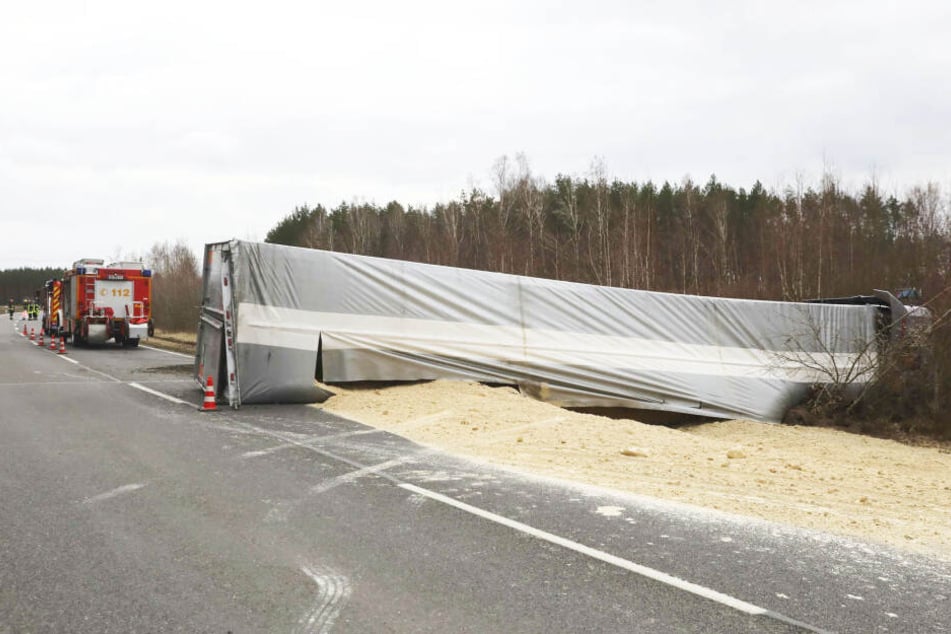 Dabei trat allerhand Sand aus dem Anhänger aus.