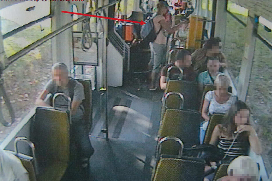 Beweisfoto: Die Überwachungskamera der Linie 4 zeigt, wie Simone S. (31) am Automaten hantiert.