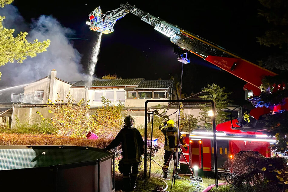 Die Feuerwehr bei den Löscharbeiten. Das Gebäude ist durch das Feuer nicht mehr bewohnbar.