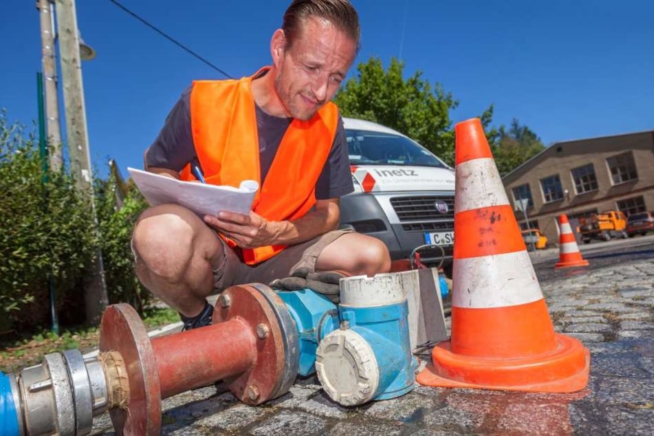 Konzentriert zwischen Wasser und Sonne - "iNetz"-Mitarbeiter Ronny koch (40) überprüft die Wassermengen in Kleinolbersdorf.