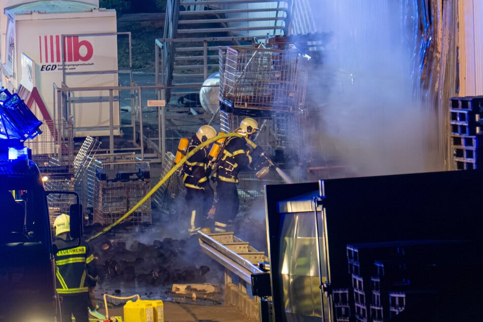 Großeinsatz der Feuerwehr in Döbeln: Auf dem Gelände des "toom"-Baumarktes brannten mehrere Holzpaletten.