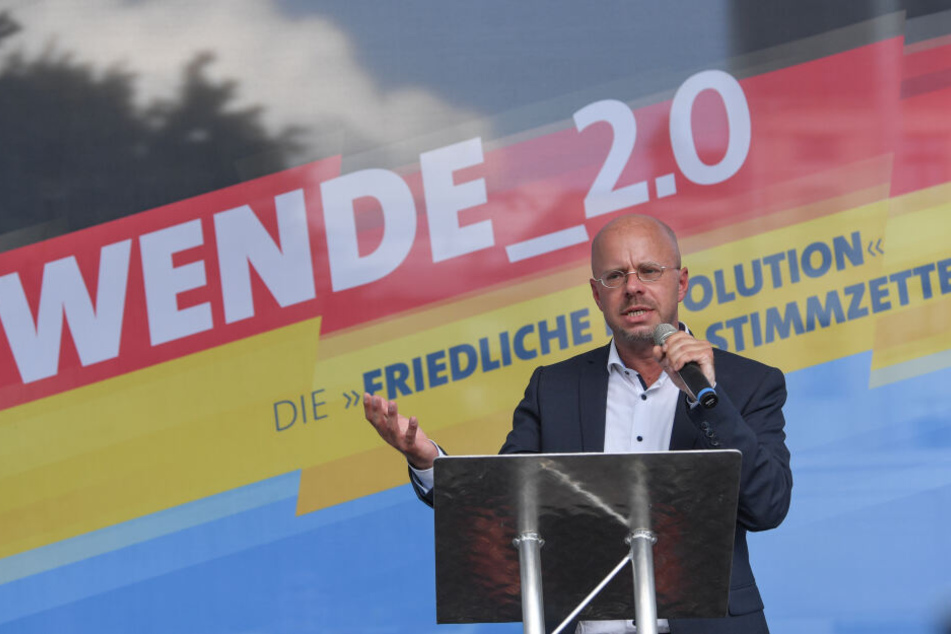 Andreas Kalbitz nimmt am Wahlkampfauftakt der AfD-Jugendorganisation Junge Alternative (JA) vor der Stadthalle Cottbus teil.