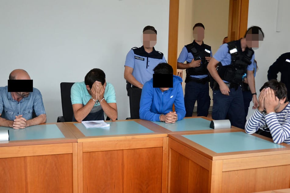 Nach dem Klau ging es sofort auf die Anklagebank (v.l.): David G. (38), Robert J. (22), Giorgi G. (22) und Nika R. (24) wurden sofort verurteilt.