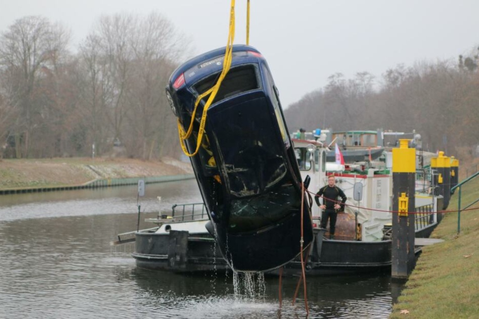 Schlussendlich wurde das "schrotte" Auto aus dem Wasser gezogen.