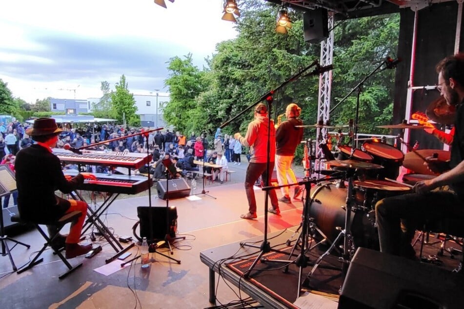 Zum Abschluss des Promenadenfestes am Westufer des Kulkwitzer Sees wird es meist rockig. In diesem Jahr tritt um 19 Uhr die Acoustic-Rock-Band "Colour The Sky" auf. (Archivaufnahme)