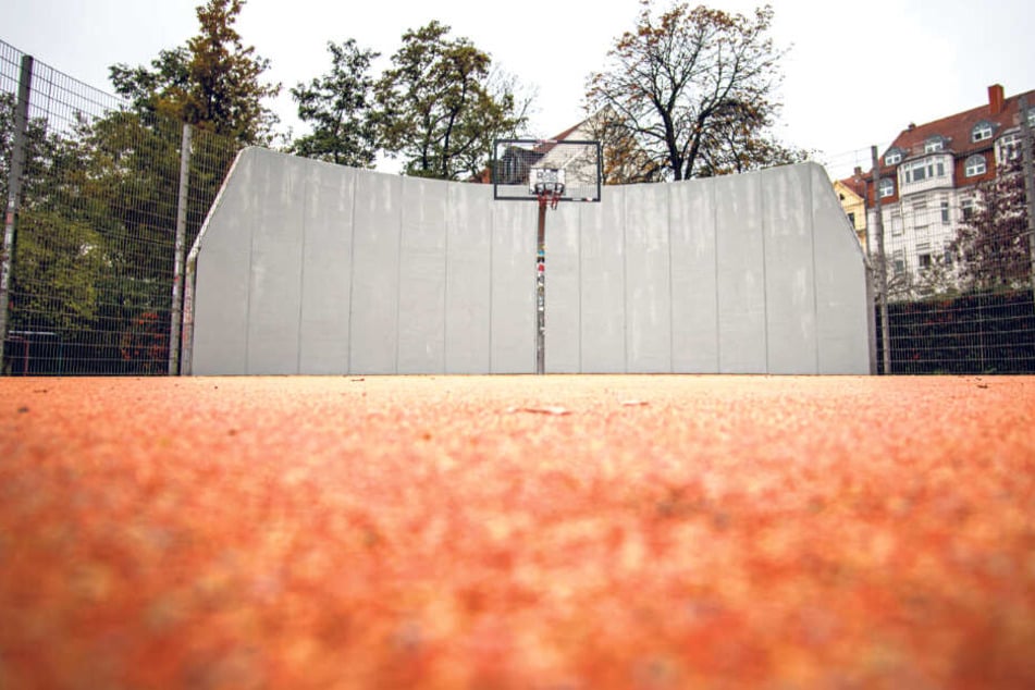 Für wenige Stunden waren die linken Graffiti am Connewitzer Kreuz Geschichte.