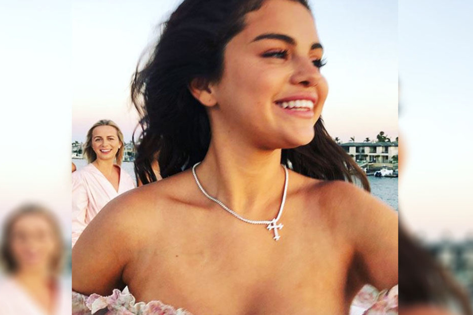 Selena Gomez freudestrahlend auf einer Yacht.
