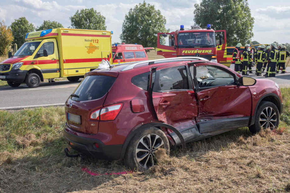 Der Nissan wurde auf der Beifahrerseite stark demoliert.