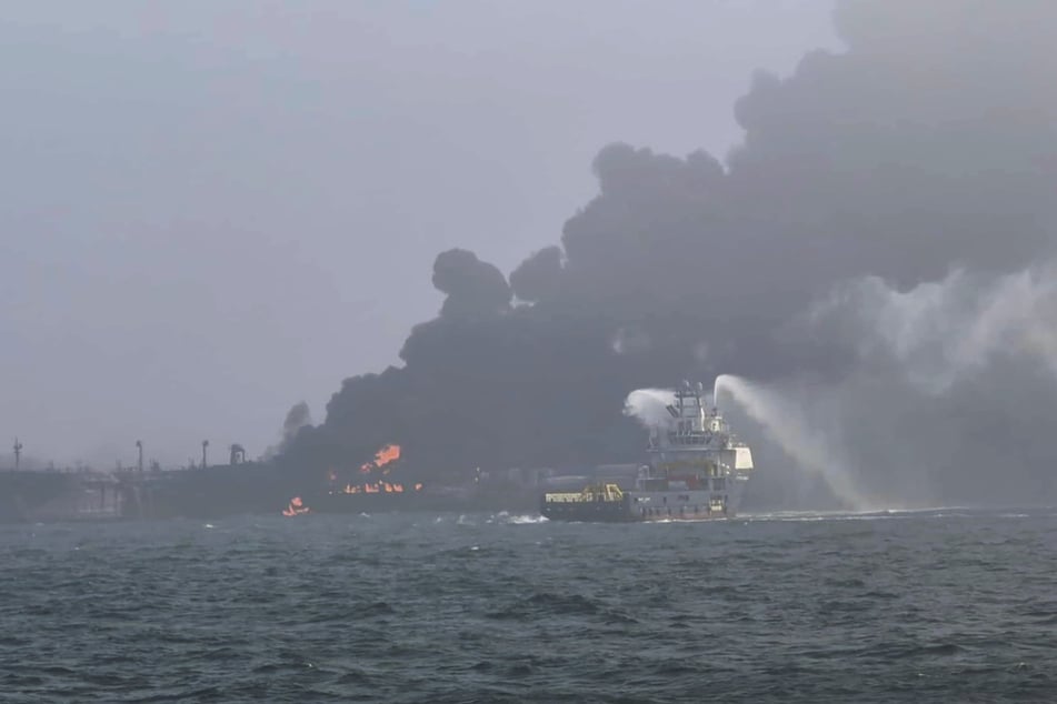 Noch immer wütet das Feuer. Die Rettungskräfte sind gefordert, eine Umweltkatastrophe abzuwenden.