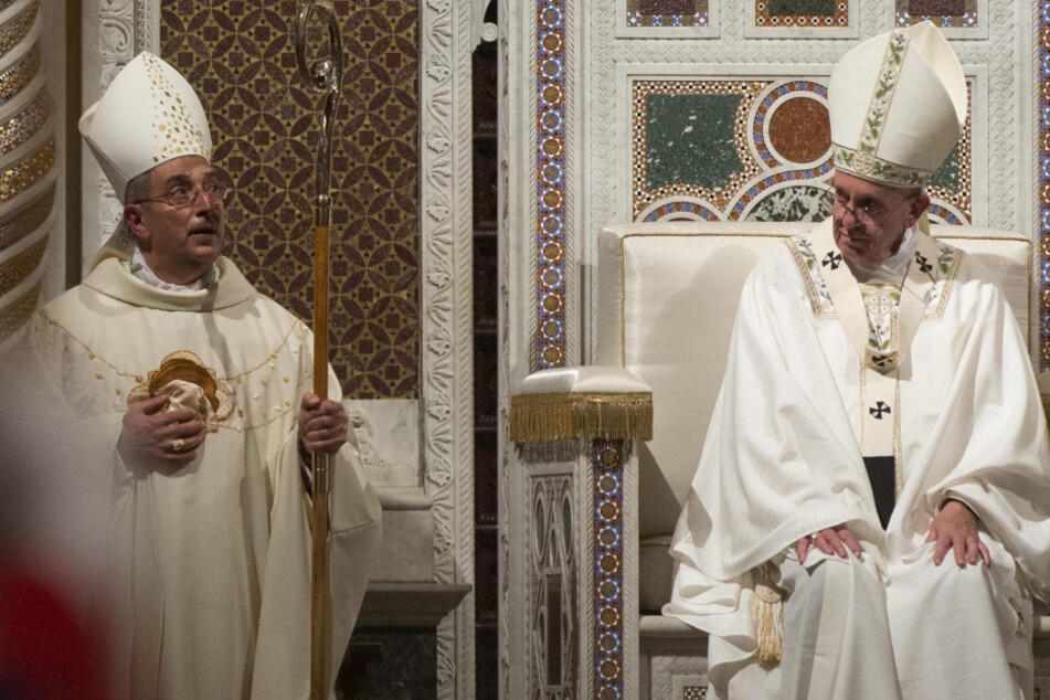 Vatikan: Papst Franziskus (r) leitet im November 2015 eine heilige Messe in der Johannesbasilika neben Bischof Angelo De Donatis.